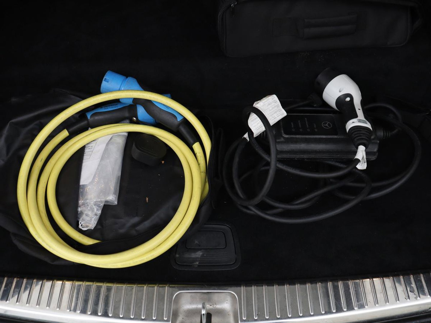 Mercedes-Benz C-Klasse 300e AMG Limited | SOH 91% | Panoramadak | 360 Camera | Stoelverwarming | Trekhaak | Carplay | Leder/Alcantara | Sfeerverlichting | Navigatie | Cruise control | Park Assist |