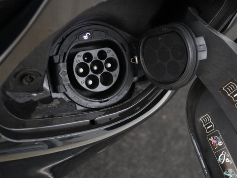 Mercedes-Benz C-Klasse 300e AMG Limited | SOH 91% | Panoramadak | 360 Camera | Stoelverwarming | Trekhaak | Carplay | Leder/Alcantara | Sfeerverlichting | Navigatie | Cruise control | Park Assist |