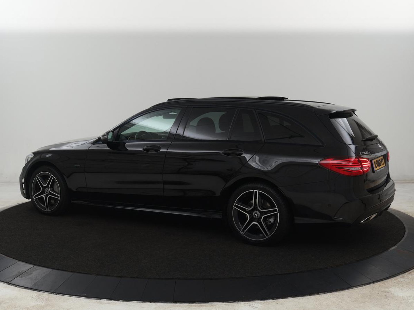 Mercedes-Benz C-Klasse 300e AMG Limited | SOH 91% | Panoramadak | 360 Camera | Stoelverwarming | Trekhaak | Carplay | Leder/Alcantara | Sfeerverlichting | Navigatie | Cruise control | Park Assist |