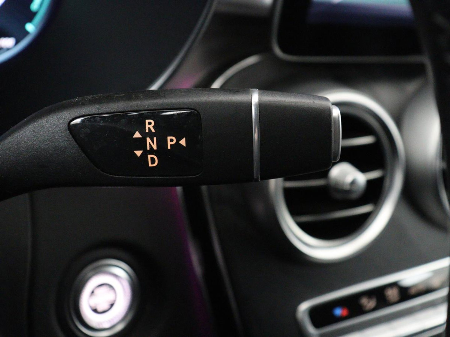 Mercedes-Benz C-Klasse 300e AMG Limited | SOH 91% | Panoramadak | 360 Camera | Stoelverwarming | Trekhaak | Carplay | Leder/Alcantara | Sfeerverlichting | Navigatie | Cruise control | Park Assist |