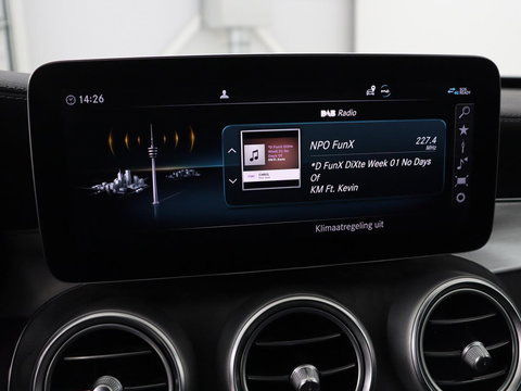 Mercedes-Benz C-Klasse 300e AMG Limited | SOH 91% | Panoramadak | 360 Camera | Stoelverwarming | Trekhaak | Carplay | Leder/Alcantara | Sfeerverlichting | Navigatie | Cruise control | Park Assist |