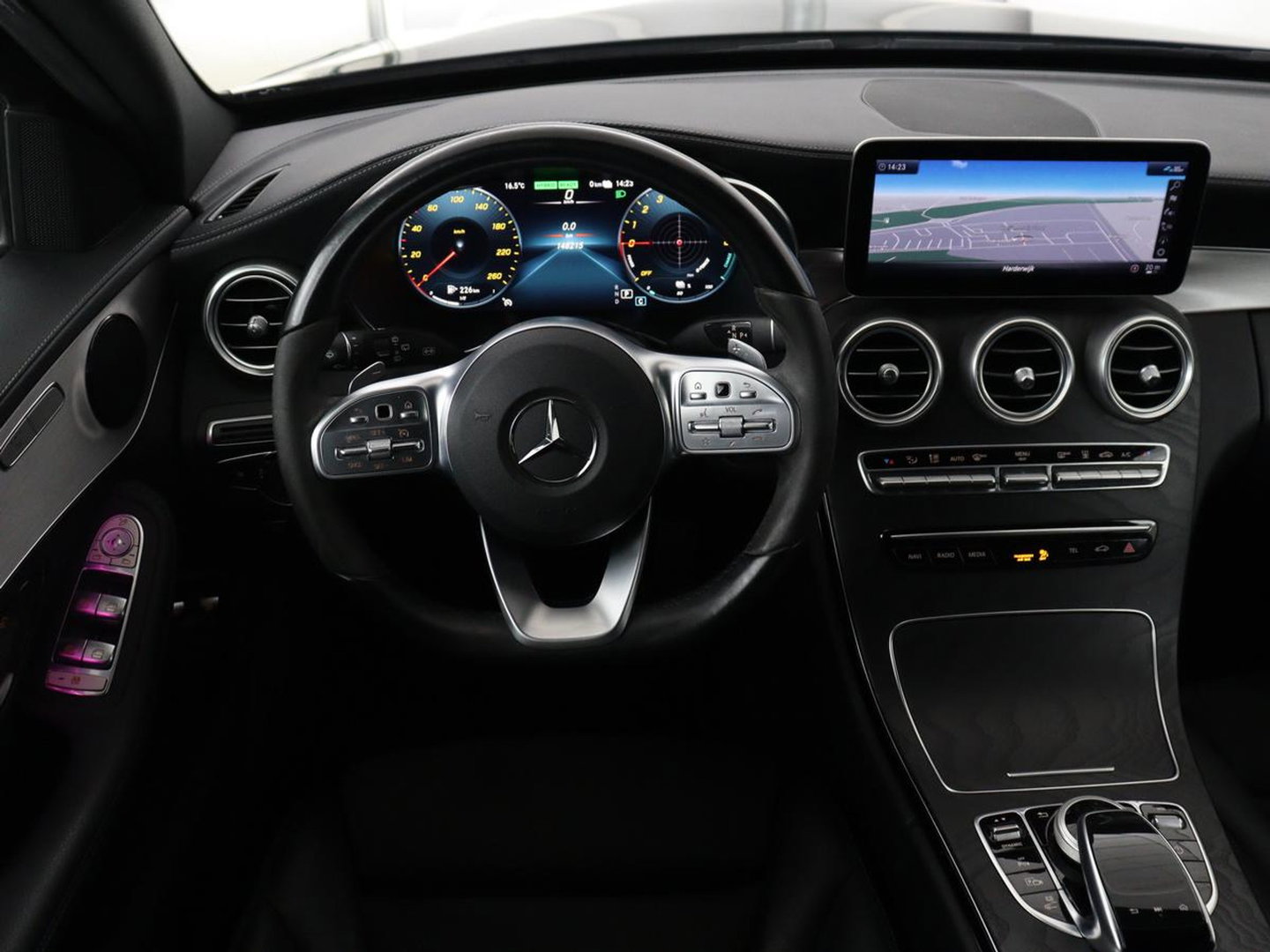 Mercedes-Benz C-Klasse 300e AMG Limited | SOH 91% | Panoramadak | 360 Camera | Stoelverwarming | Trekhaak | Carplay | Leder/Alcantara | Sfeerverlichting | Navigatie | Cruise control | Park Assist |
