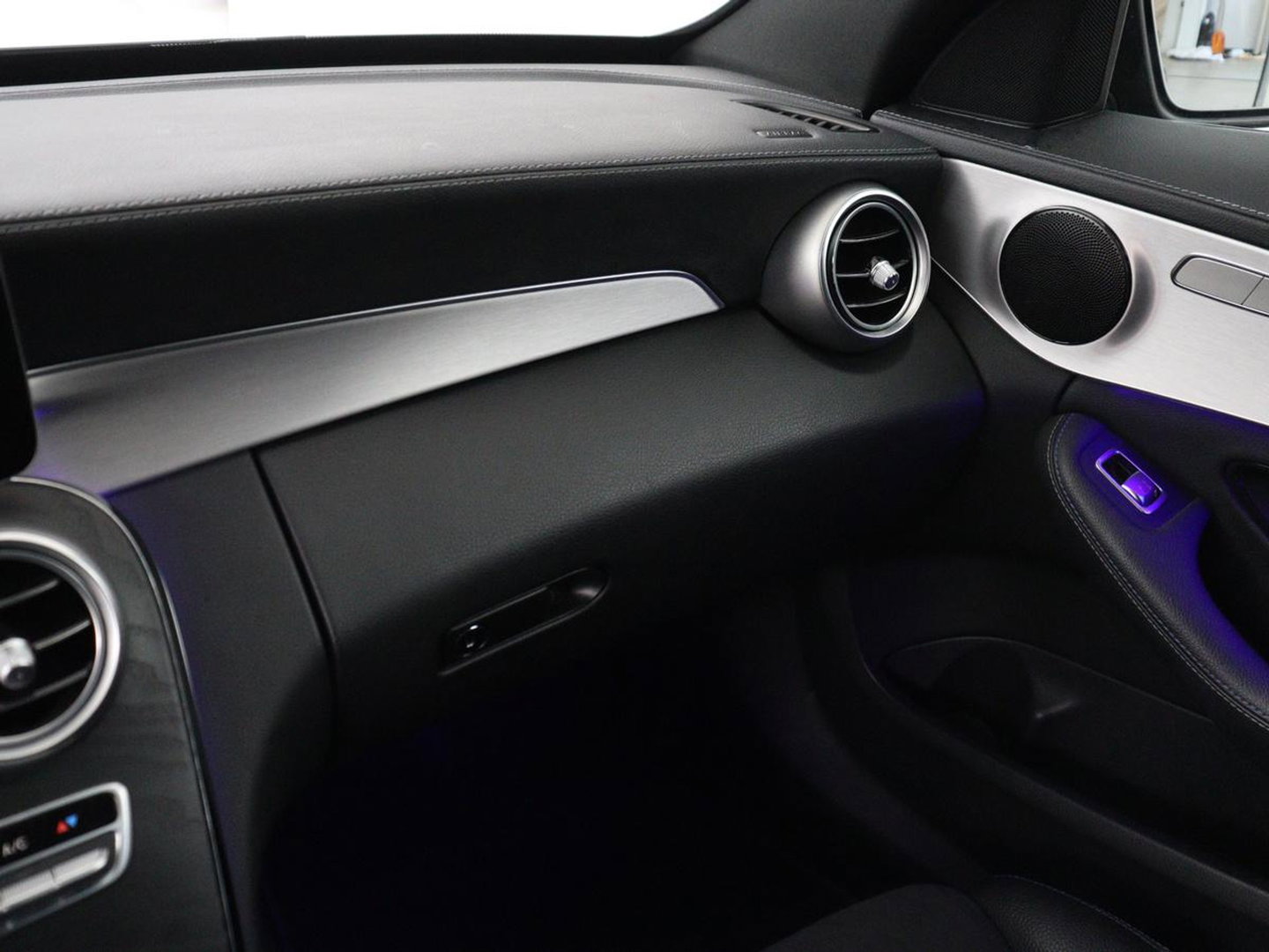 Mercedes-Benz C-Klasse 300e AMG Limited | SOH 91% | Panoramadak | 360 Camera | Stoelverwarming | Trekhaak | Carplay | Leder/Alcantara | Sfeerverlichting | Navigatie | Cruise control | Park Assist |