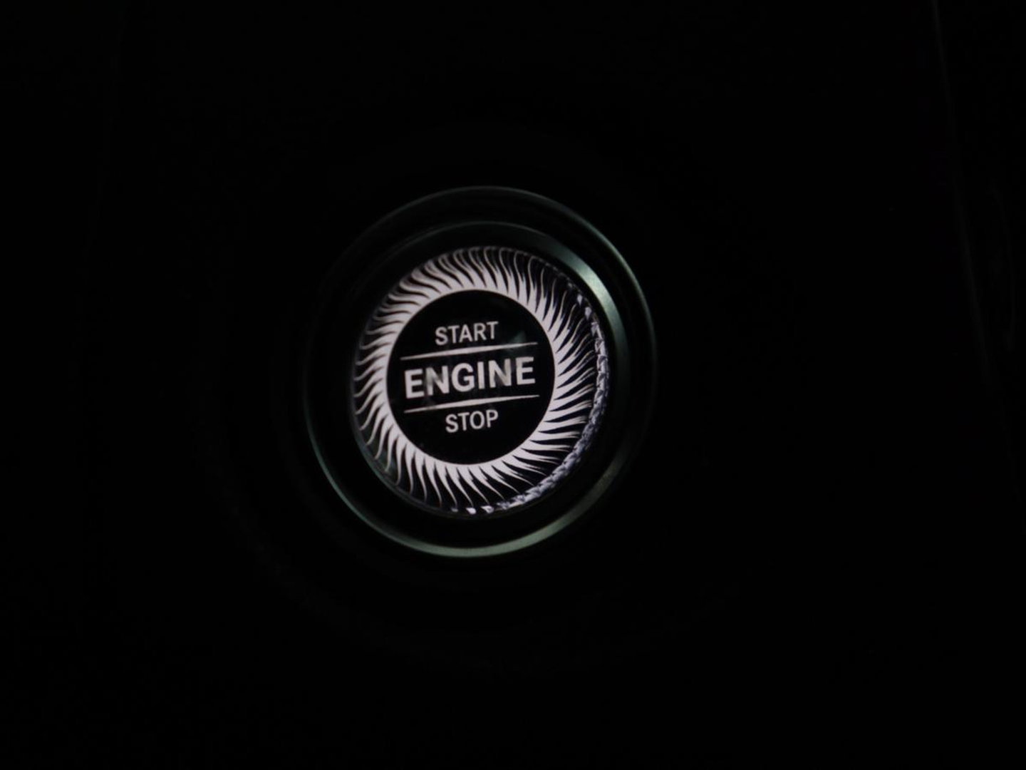 Mercedes-Benz C-Klasse 300e AMG Limited | SOH 91% | Panoramadak | 360 Camera | Stoelverwarming | Trekhaak | Carplay | Leder/Alcantara | Sfeerverlichting | Navigatie | Cruise control | Park Assist |