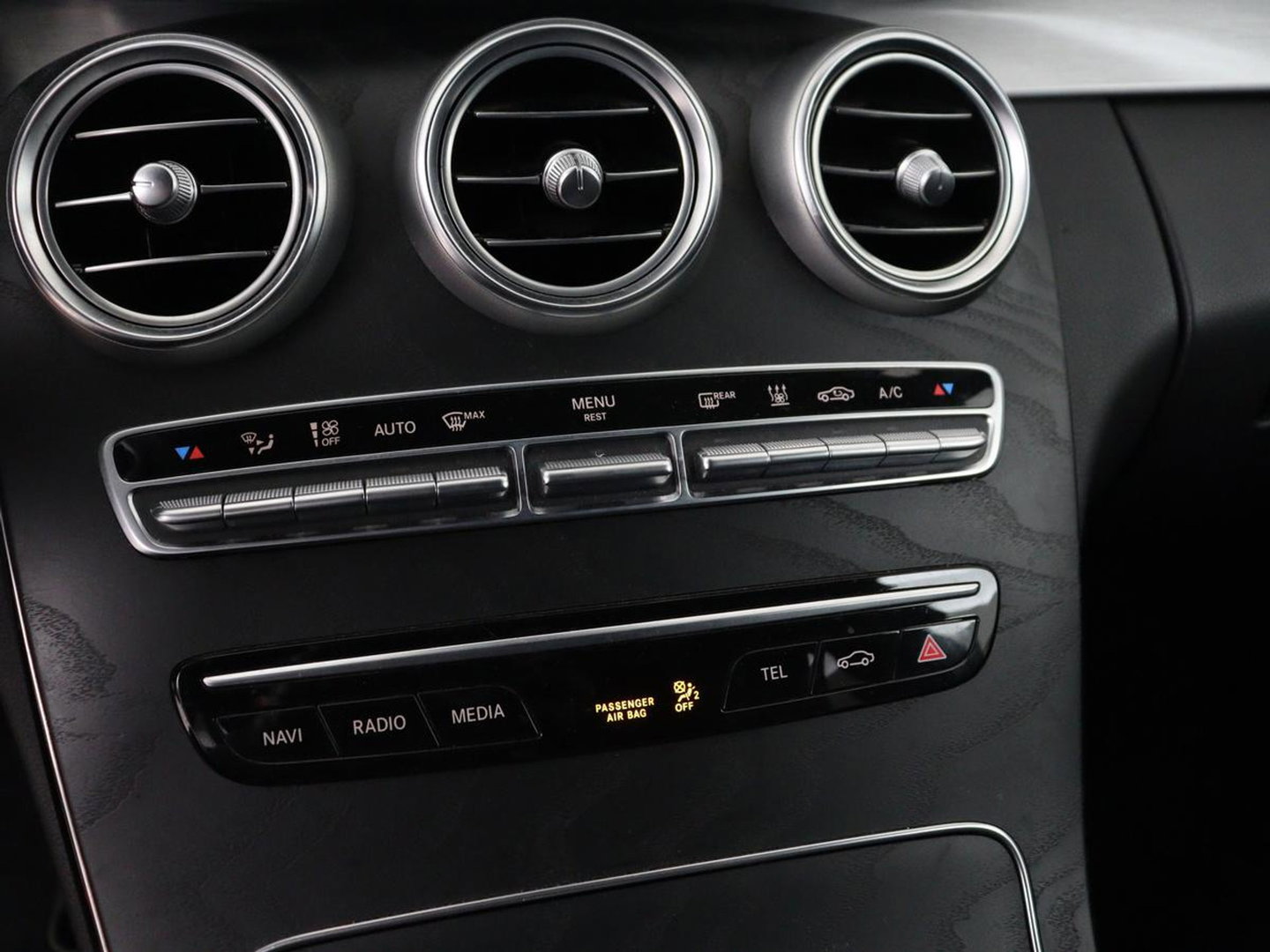 Mercedes-Benz C-Klasse 300e AMG Limited | SOH 91% | Panoramadak | 360 Camera | Stoelverwarming | Trekhaak | Carplay | Leder/Alcantara | Sfeerverlichting | Navigatie | Cruise control | Park Assist |