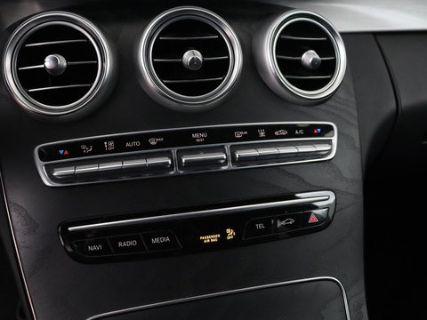 Mercedes-Benz C-Klasse 300e AMG Limited | SOH 91% | Panoramadak | 360 Camera | Stoelverwarming | Trekhaak | Carplay | Leder/Alcantara | Sfeerverlichting | Navigatie | Cruise control | Park Assist |