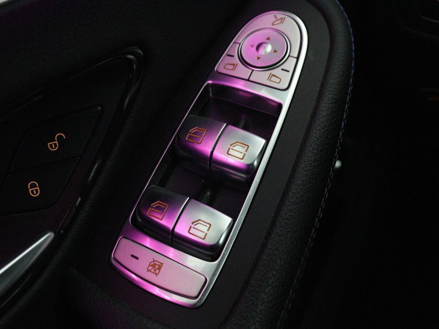 Mercedes-Benz C-Klasse 300e AMG Limited | SOH 91% | Panoramadak | 360 Camera | Stoelverwarming | Trekhaak | Carplay | Leder/Alcantara | Sfeerverlichting | Navigatie | Cruise control | Park Assist |