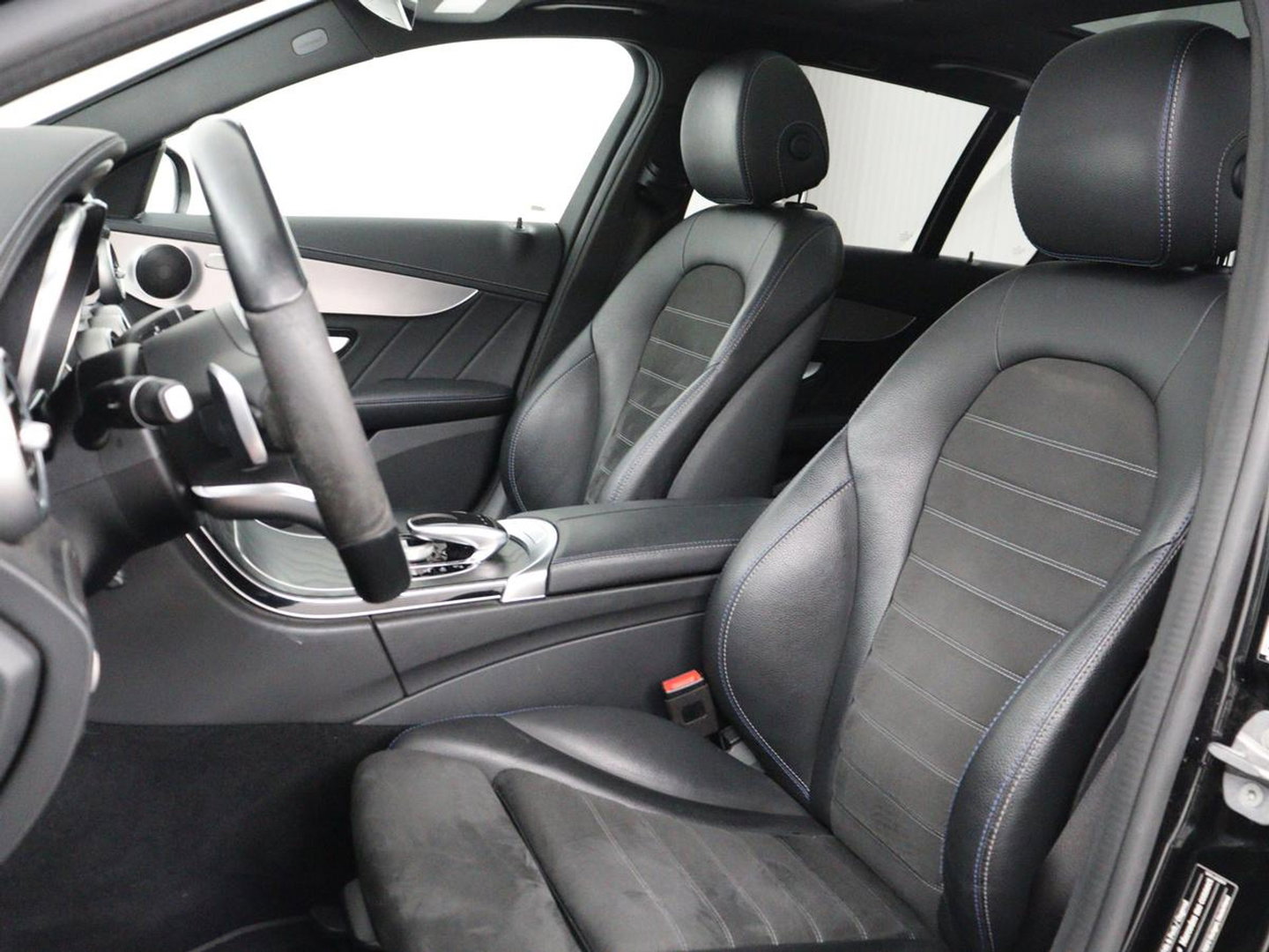 Mercedes-Benz C-Klasse 300e AMG Limited | SOH 91% | Panoramadak | 360 Camera | Stoelverwarming | Trekhaak | Carplay | Leder/Alcantara | Sfeerverlichting | Navigatie | Cruise control | Park Assist |