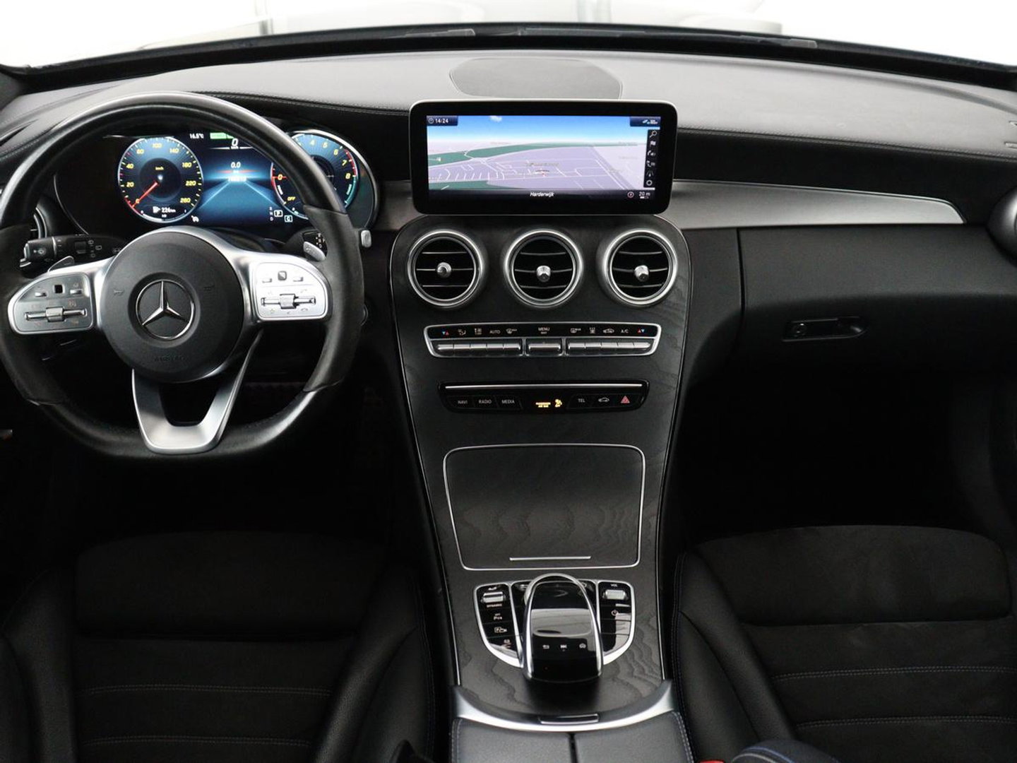 Mercedes-Benz C-Klasse 300e AMG Limited | SOH 91% | Panoramadak | 360 Camera | Stoelverwarming | Trekhaak | Carplay | Leder/Alcantara | Sfeerverlichting | Navigatie | Cruise control | Park Assist |