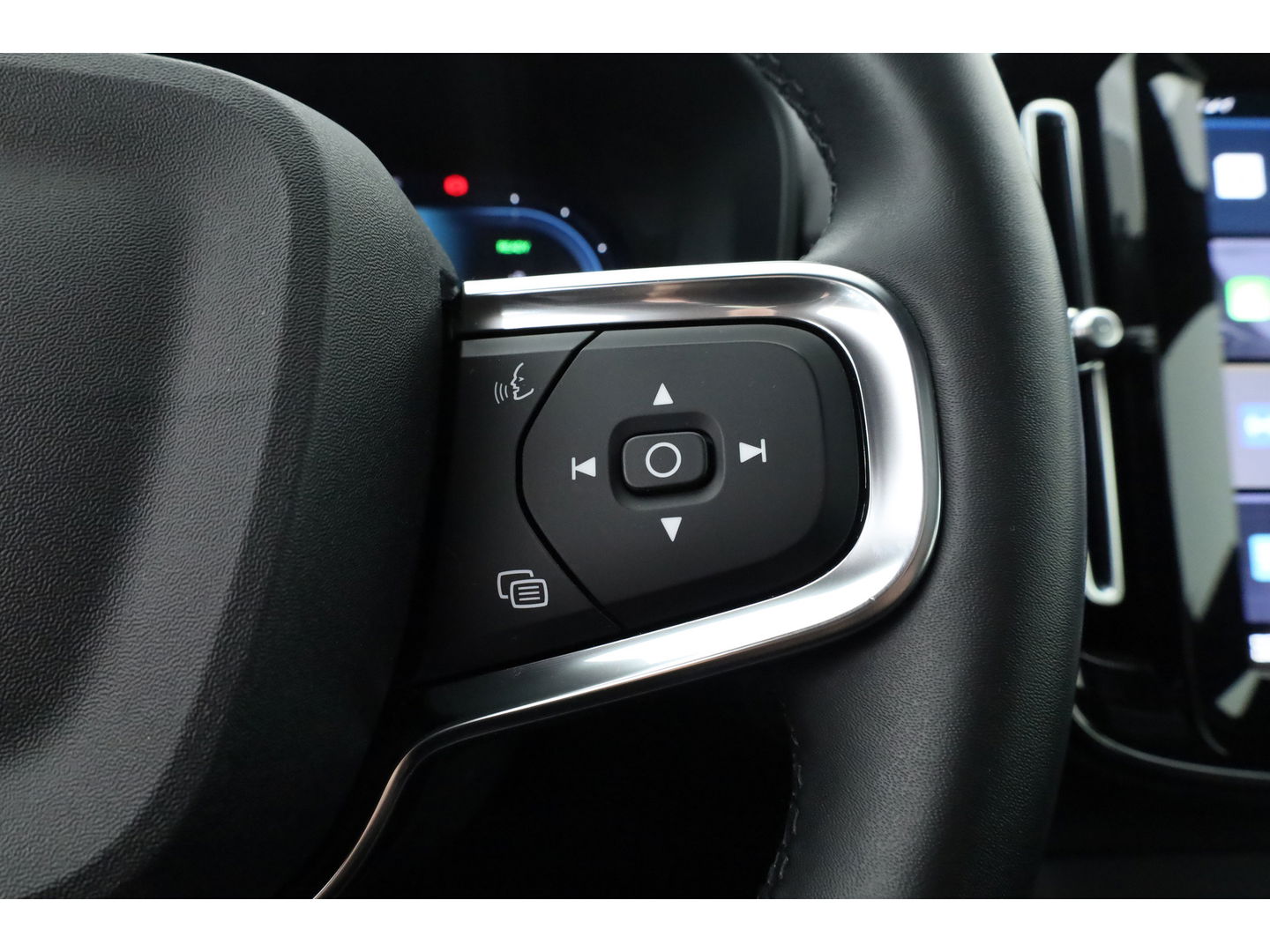 Volvo C40 Single Motor Core 69 kWh | SOH 94,5% | achteruitrijcamera | Pano-dak | Carplay | All season |