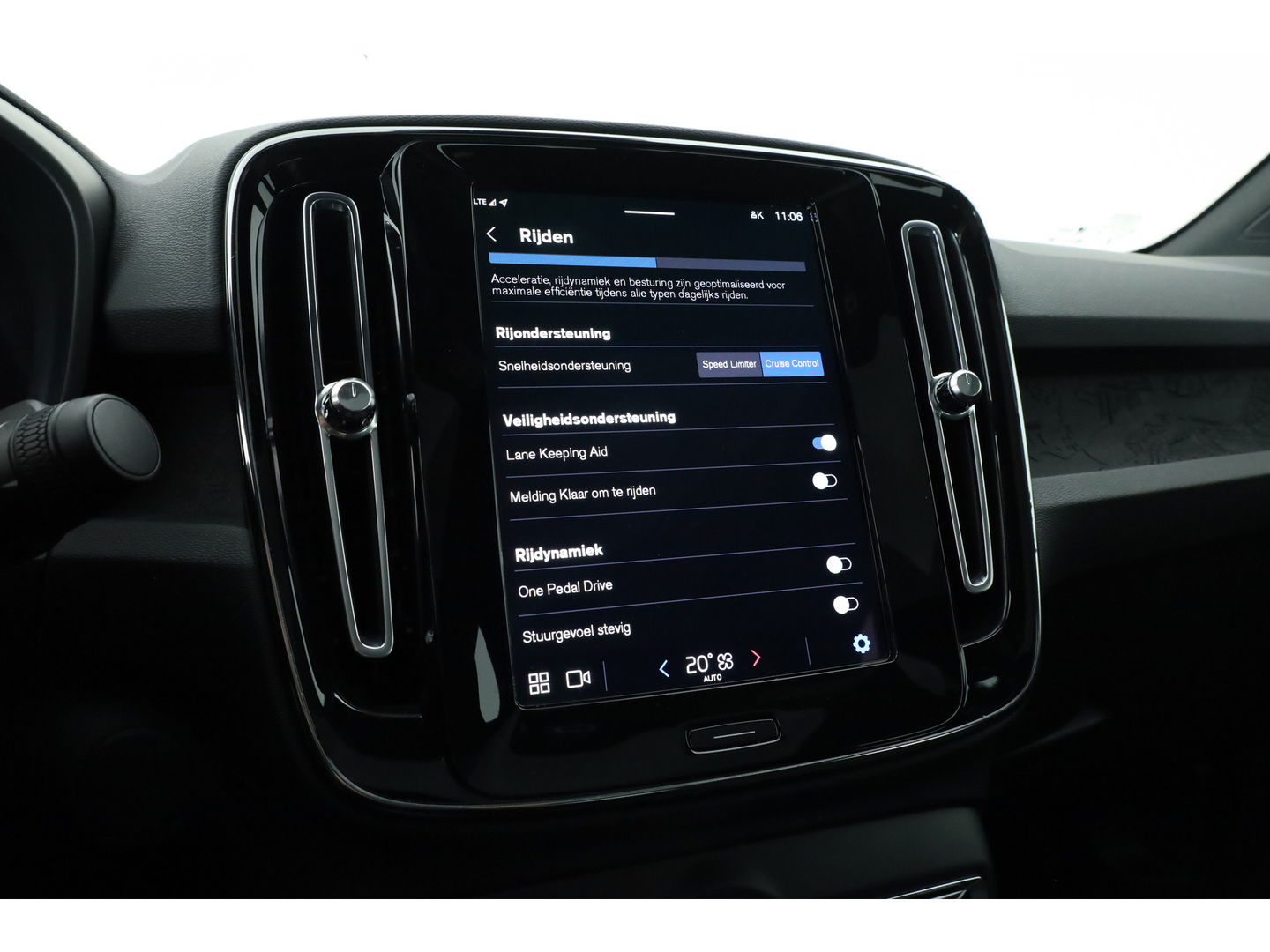 Volvo C40 Single Motor Core 69 kWh | SOH 94,5% | achteruitrijcamera | Pano-dak | Carplay | All season |