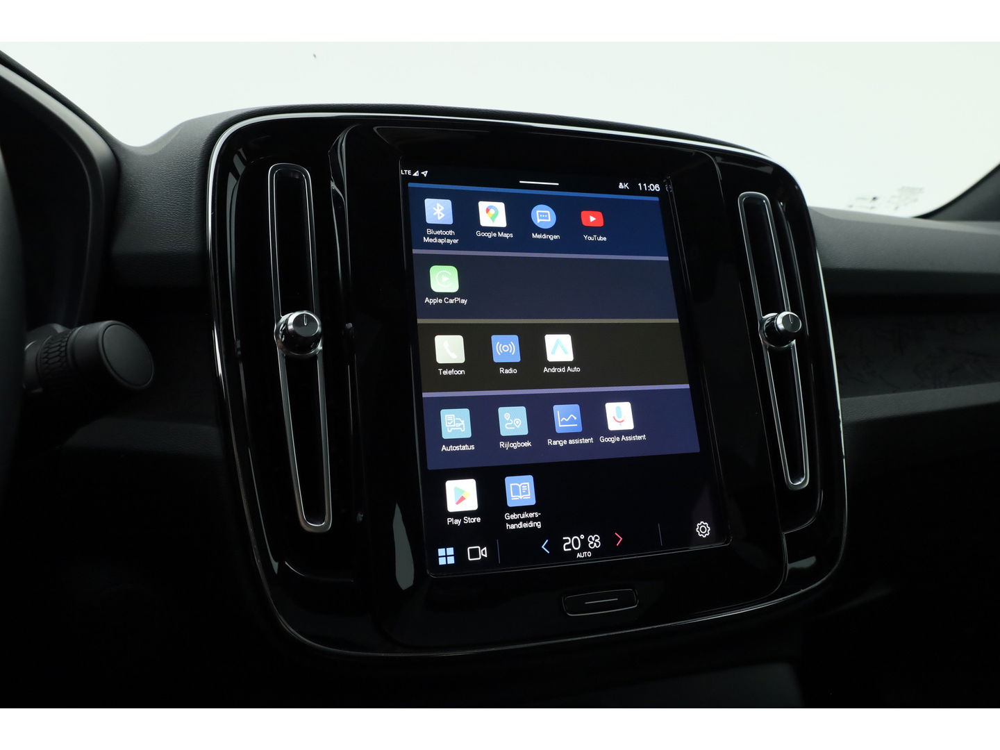 Volvo C40 Single Motor Core 69 kWh | SOH 94,5% | achteruitrijcamera | Pano-dak | Carplay | All season |