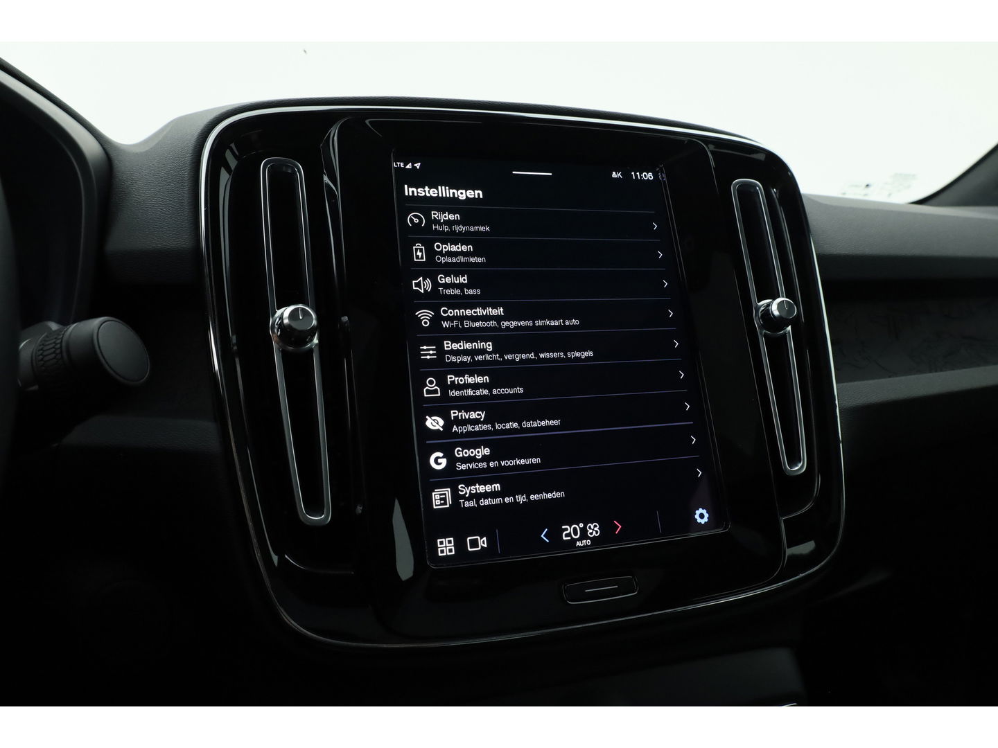 Volvo C40 Single Motor Core 69 kWh | SOH 94,5% | achteruitrijcamera | Pano-dak | Carplay | All season |