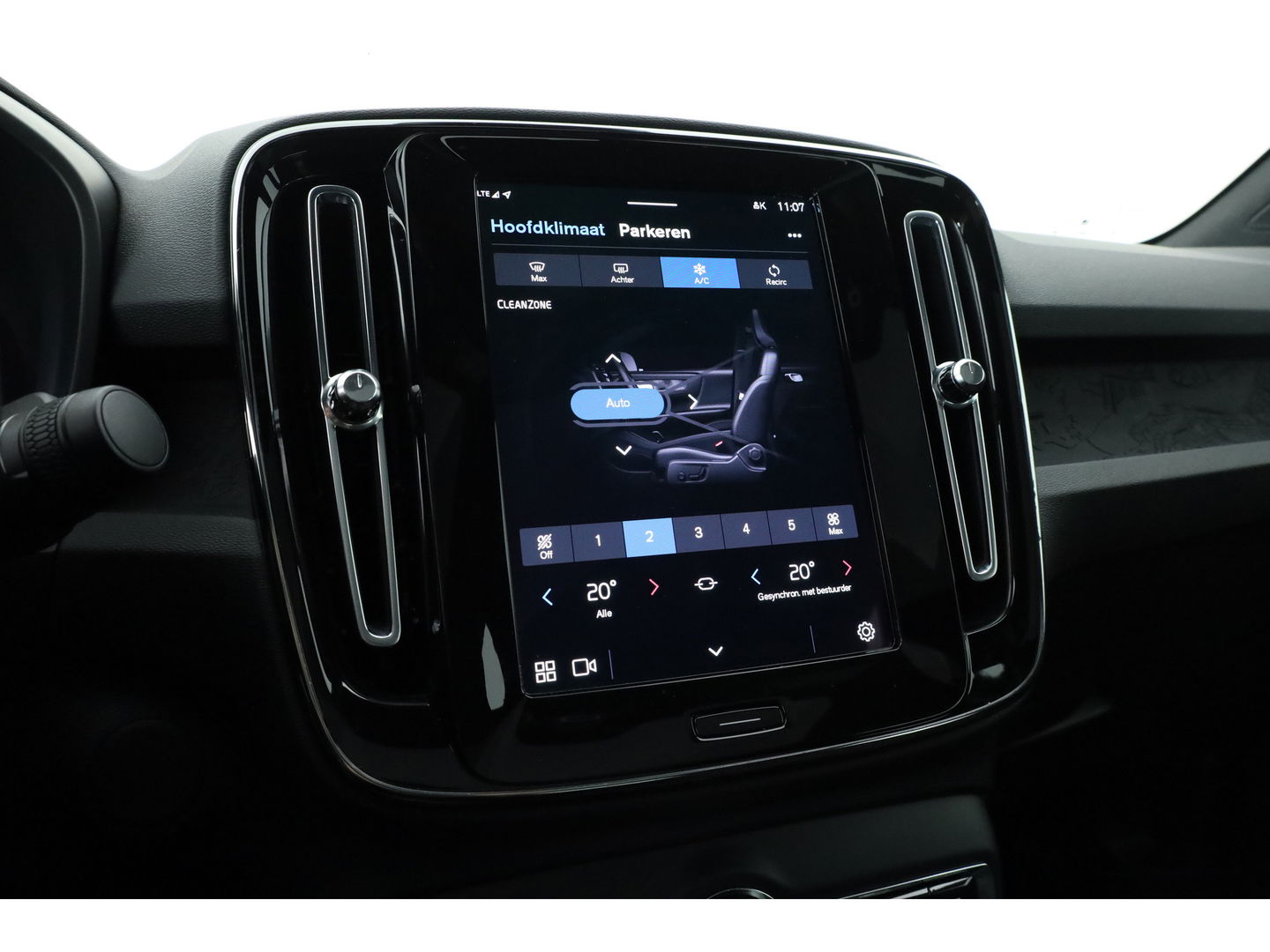 Volvo C40 Single Motor Core 69 kWh | SOH 94,5% | achteruitrijcamera | Pano-dak | Carplay | All season |