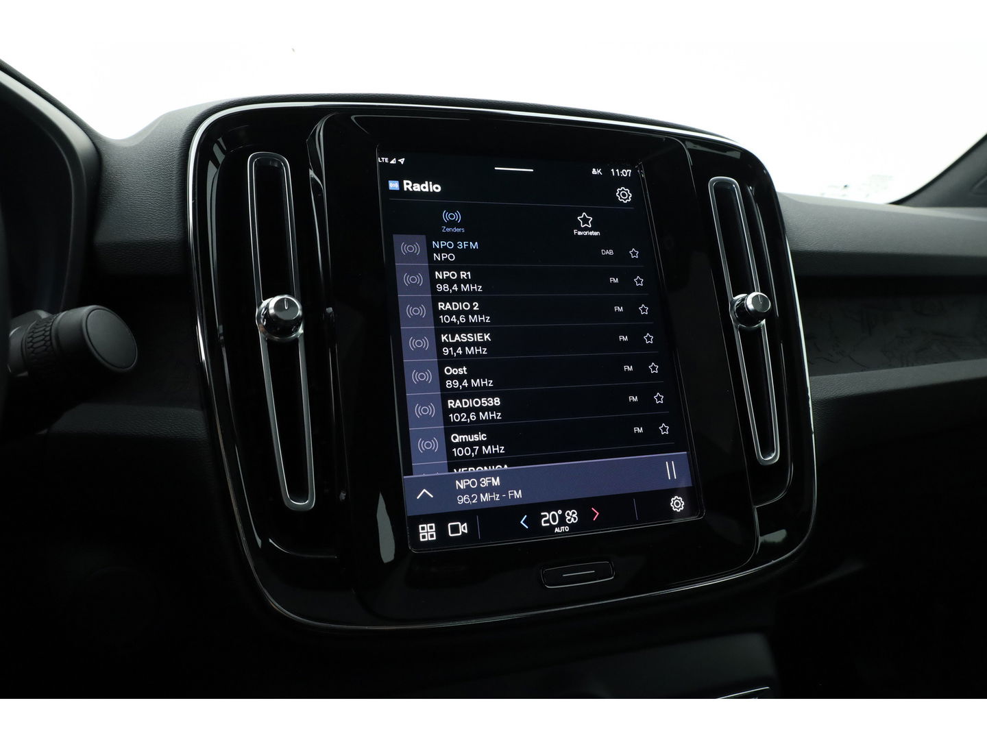 Volvo C40 Single Motor Core 69 kWh | SOH 94,5% | achteruitrijcamera | Pano-dak | Carplay | All season |