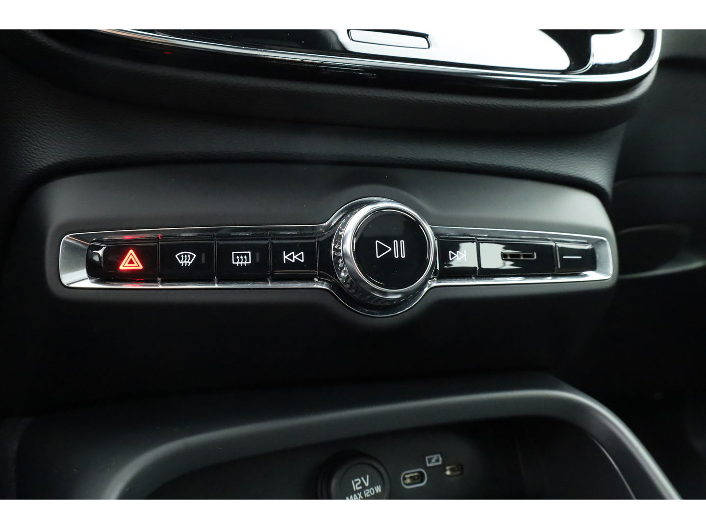 Volvo C40 Single Motor Core 69 kWh | SOH 94,5% | achteruitrijcamera | Pano-dak | Carplay | All season |