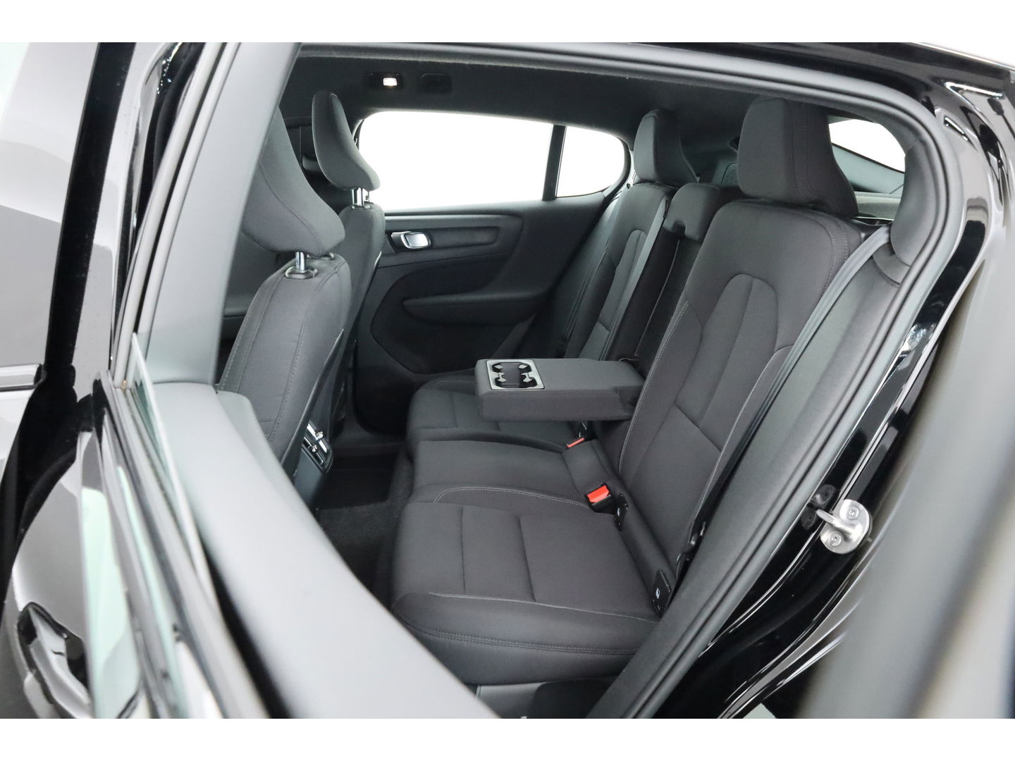 Volvo C40 Single Motor Core 69 kWh | SOH 94,5% | achteruitrijcamera | Pano-dak | Carplay | All season |