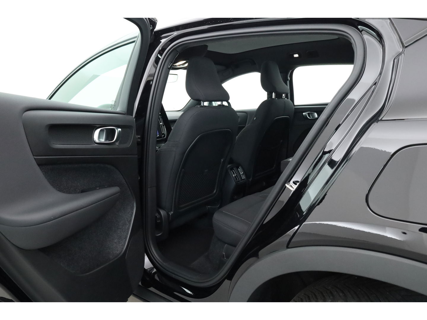 Volvo C40 Single Motor Core 69 kWh | SOH 94,5% | achteruitrijcamera | Pano-dak | Carplay | All season |