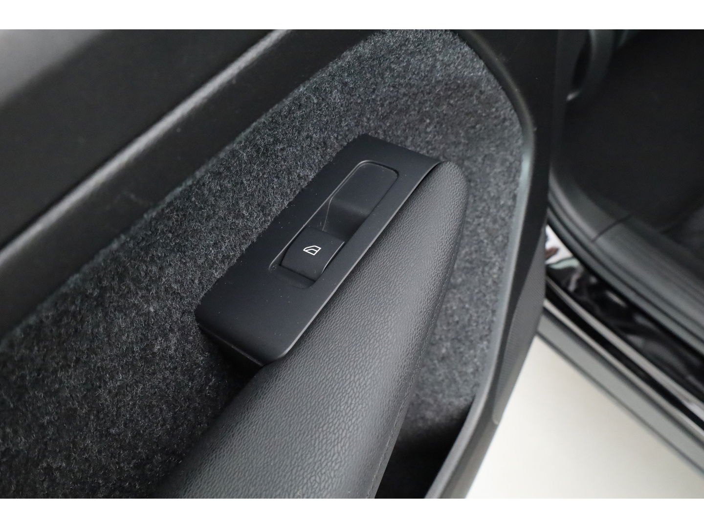 Volvo C40 Single Motor Core 69 kWh | SOH 94,5% | achteruitrijcamera | Pano-dak | Carplay | All season |