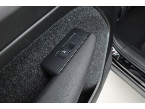 Volvo C40 Single Motor Core 69 kWh | SOH 94,5% | achteruitrijcamera | Pano-dak | Carplay | All season |