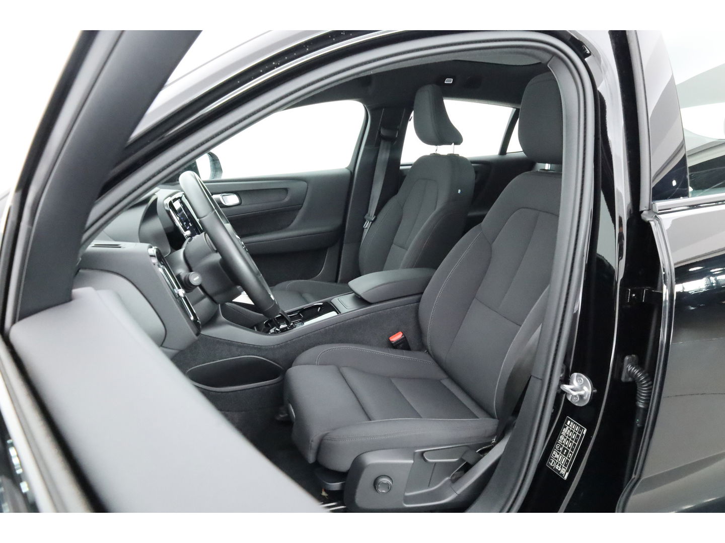 Volvo C40 Single Motor Core 69 kWh | SOH 94,5% | achteruitrijcamera | Pano-dak | Carplay | All season |