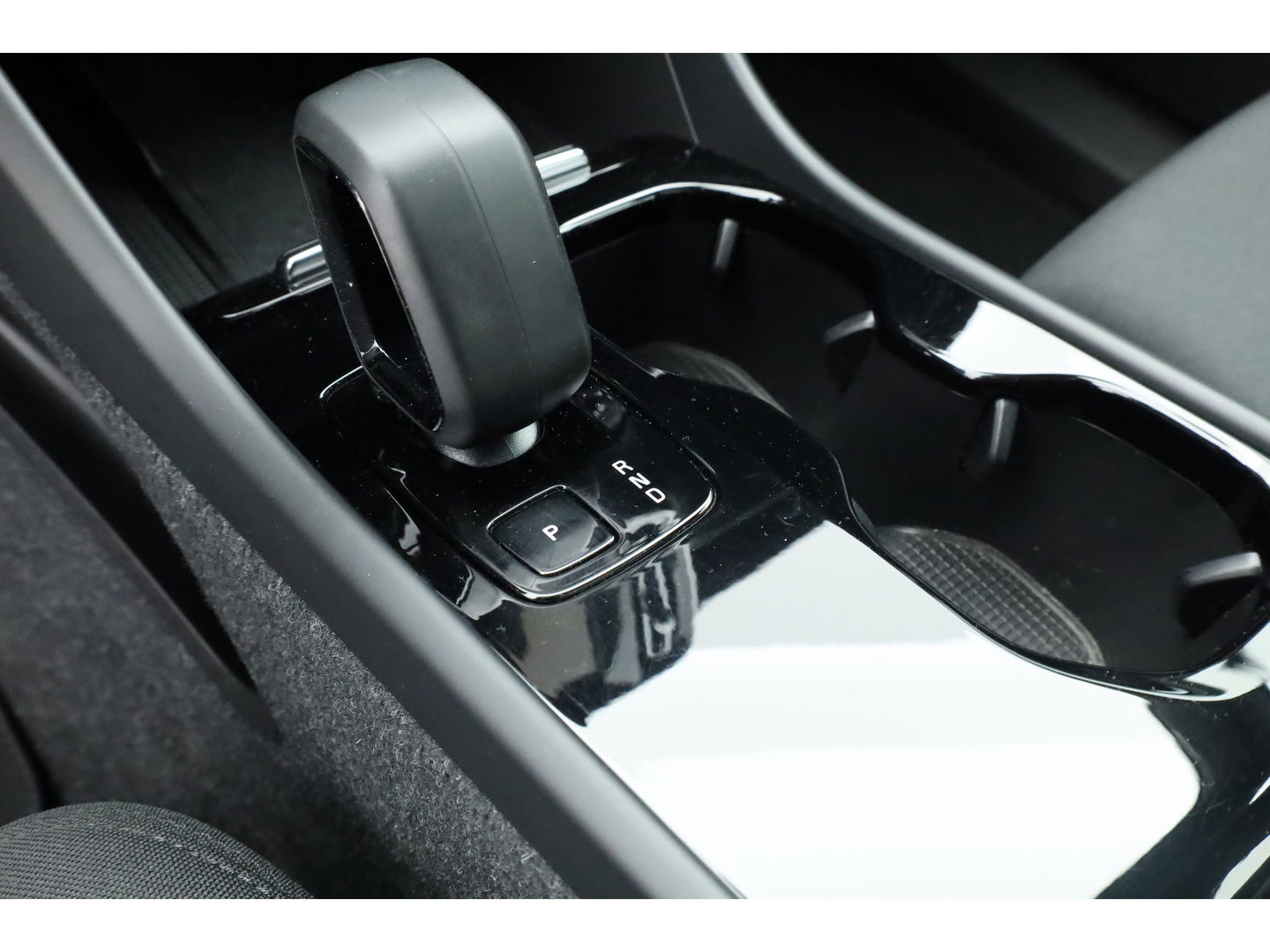 Volvo C40 Single Motor Core 69 kWh | SOH 94,5% | achteruitrijcamera | Pano-dak | Carplay | All season |