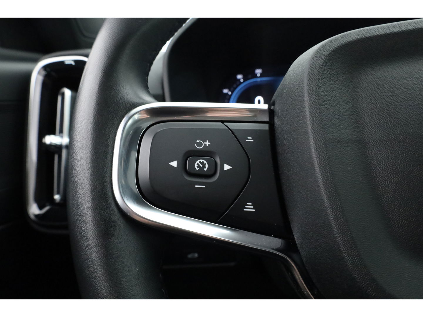 Volvo C40 Single Motor Core 69 kWh | SOH 94,5% | achteruitrijcamera | Pano-dak | Carplay | All season |