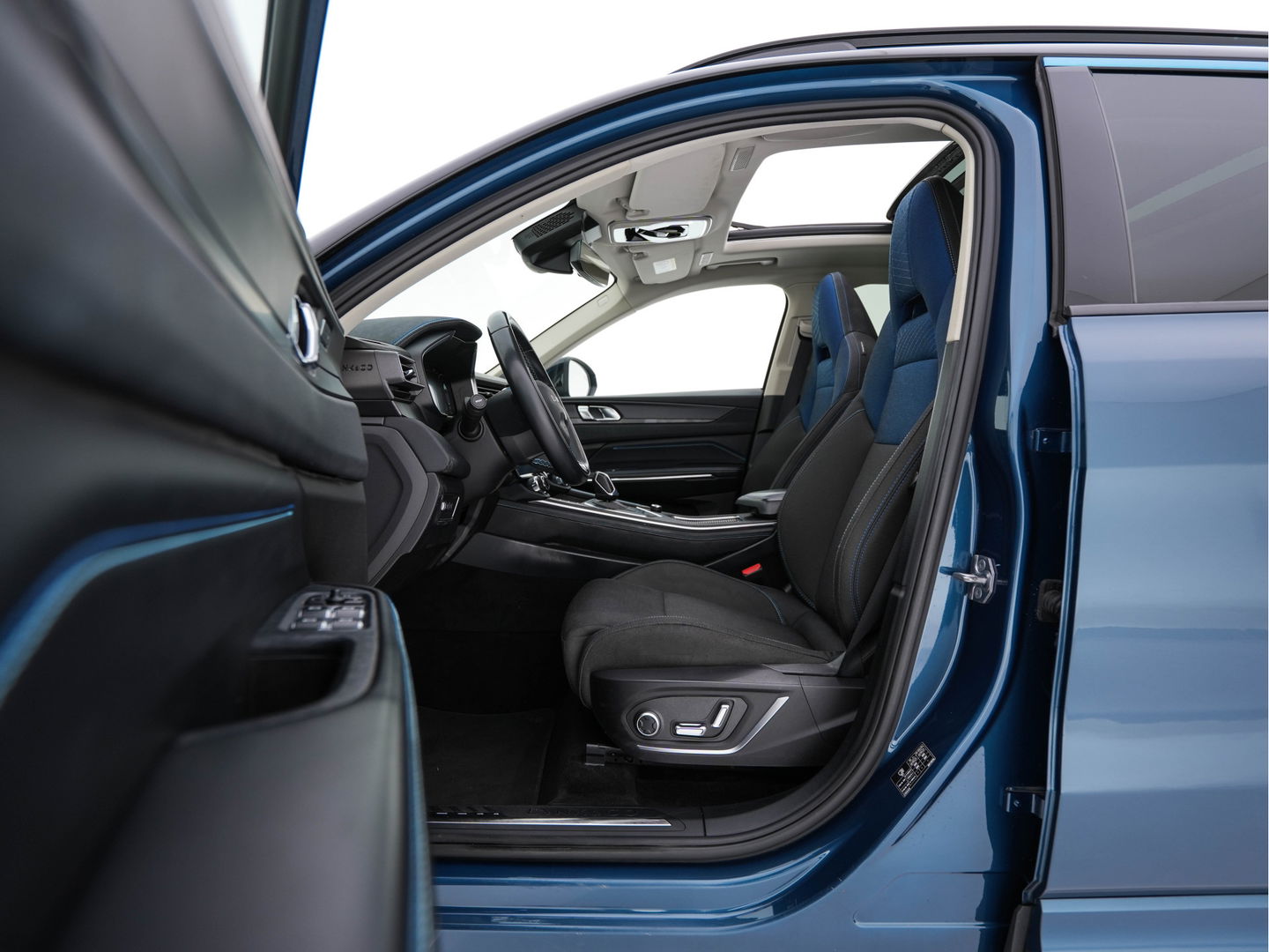 Lynk & Co 01 1.5 (Plug-In) (INCL-BTW) Aut. *PANO | FULL-LED | ADAPTIVE-CRUISE | MICROFIBRE | BLIND-SPOT | MEMORY-PACK | DIGI-COCKPIT | HEATED-SPORTSEATS | TOPVIEW | KEYLESS | DAB+ | NAVI-FULLMAP |  ECC | AMBIENT-LIGHT