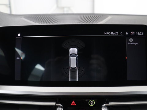 BMW 3 Serie 318i M Sport | Panoramadak | Stoelverwarming | Leder/Alcantara | Carplay | Live Cockpit | Sportstoelen | Full LED | Navigatie | Parkeerhulp | Climate control