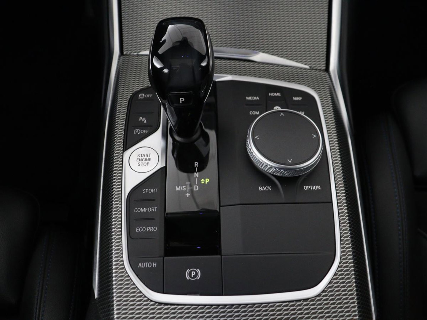 BMW 3 Serie 318i M Sport | Panoramadak | Stoelverwarming | Leder/Alcantara | Carplay | Live Cockpit | Sportstoelen | Full LED | Navigatie | Parkeerhulp | Climate control