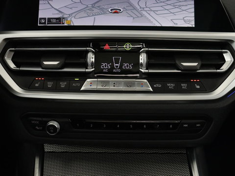 BMW 3 Serie 318i M Sport | Panoramadak | Stoelverwarming | Leder/Alcantara | Carplay | Live Cockpit | Sportstoelen | Full LED | Navigatie | Parkeerhulp | Climate control