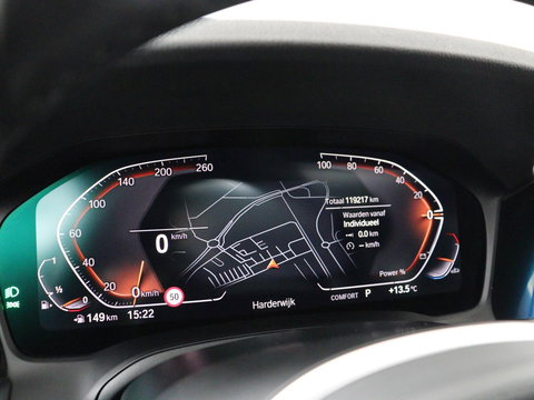 BMW 3 Serie 318i M Sport | Panoramadak | Stoelverwarming | Leder/Alcantara | Carplay | Live Cockpit | Sportstoelen | Full LED | Navigatie | Parkeerhulp | Climate control