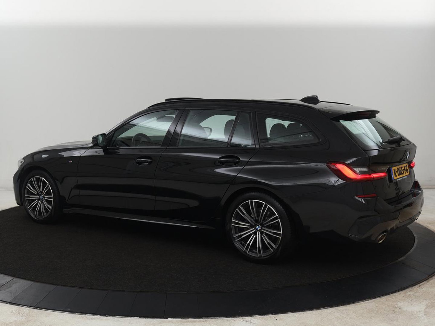 BMW 3 Serie 318i M Sport | Panoramadak | Stoelverwarming | Leder/Alcantara | Carplay | Live Cockpit | Sportstoelen | Full LED | Navigatie | Parkeerhulp | Climate control