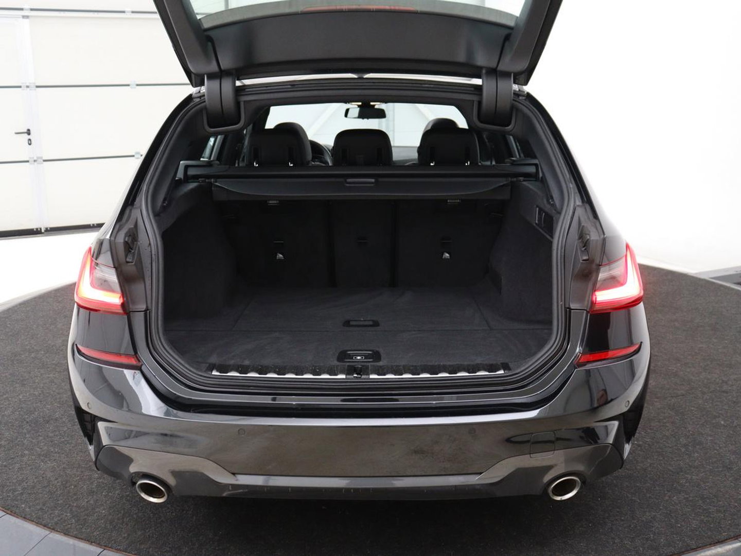 BMW 3 Serie 318i M Sport | Panoramadak | Stoelverwarming | Leder/Alcantara | Carplay | Live Cockpit | Sportstoelen | Full LED | Navigatie | Parkeerhulp | Climate control