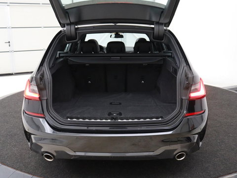 BMW 3 Serie 318i M Sport | Panoramadak | Stoelverwarming | Leder/Alcantara | Carplay | Live Cockpit | Sportstoelen | Full LED | Navigatie | Parkeerhulp | Climate control