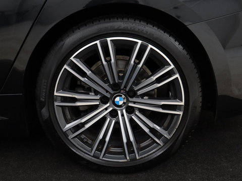 BMW 3 Serie 318i M Sport | Panoramadak | Stoelverwarming | Leder/Alcantara | Carplay | Live Cockpit | Sportstoelen | Full LED | Navigatie | Parkeerhulp | Climate control