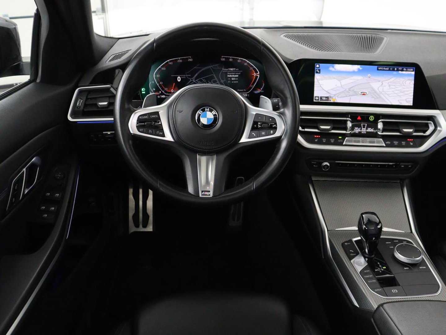 BMW 3 Serie 318i M Sport | Panoramadak | Stoelverwarming | Leder/Alcantara | Carplay | Live Cockpit | Sportstoelen | Full LED | Navigatie | Parkeerhulp | Climate control