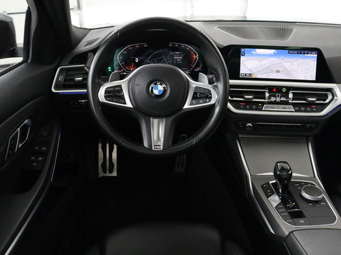 BMW 3 Serie 318i M Sport | Panoramadak | Stoelverwarming | Leder/Alcantara | Carplay | Live Cockpit | Sportstoelen | Full LED | Navigatie | Parkeerhulp | Climate control