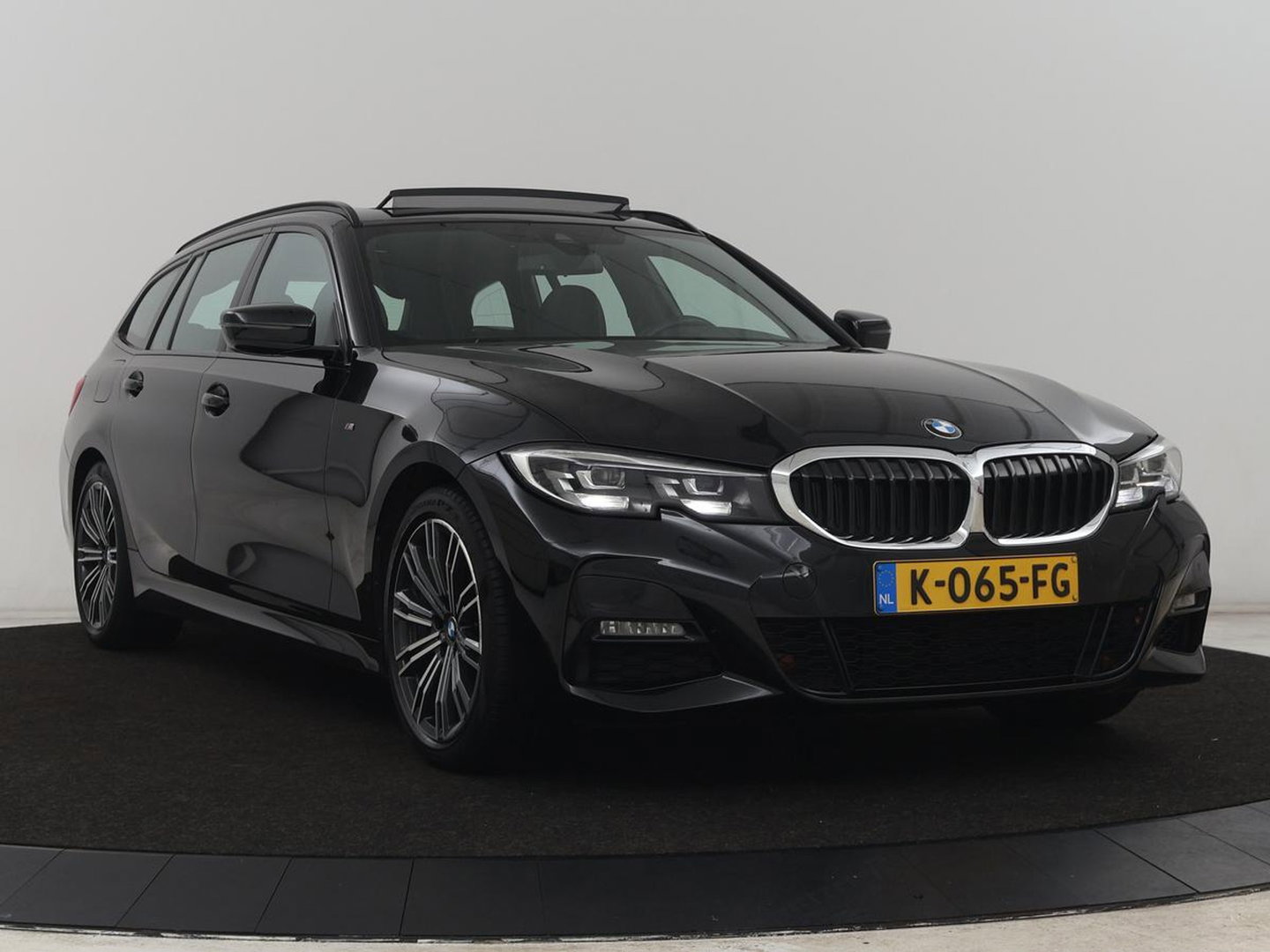 BMW 3 Serie 318i M Sport | Panoramadak | Stoelverwarming | Leder/Alcantara | Carplay | Live Cockpit | Sportstoelen | Full LED | Navigatie | Parkeerhulp | Climate control