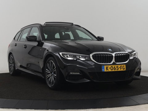 BMW 3 Serie 318i M Sport | Panoramadak | Stoelverwarming | Leder/Alcantara | Carplay | Live Cockpit | Sportstoelen | Full LED | Navigatie | Parkeerhulp | Climate control