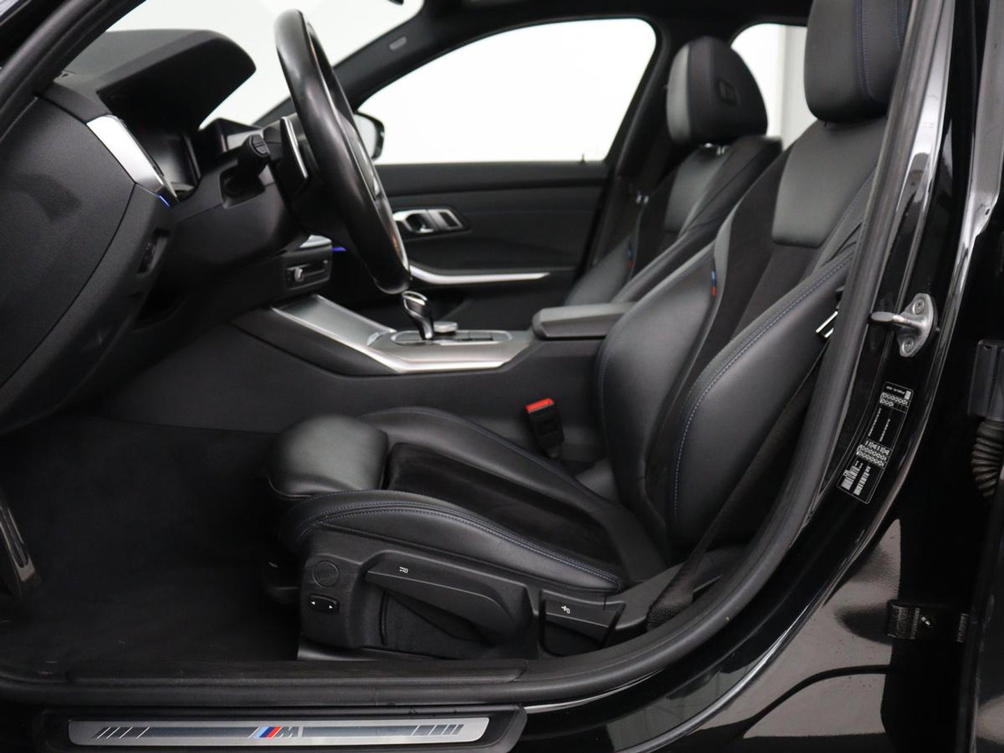 BMW 3 Serie 318i M Sport | Panoramadak | Stoelverwarming | Leder/Alcantara | Carplay | Live Cockpit | Sportstoelen | Full LED | Navigatie | Parkeerhulp | Climate control