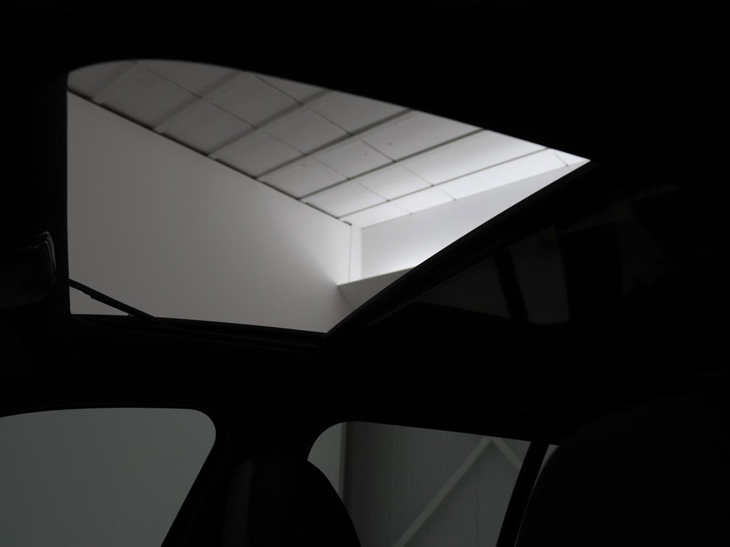 BMW 3 Serie 318i M Sport | Panoramadak | Stoelverwarming | Leder/Alcantara | Carplay | Live Cockpit | Sportstoelen | Full LED | Navigatie | Parkeerhulp | Climate control