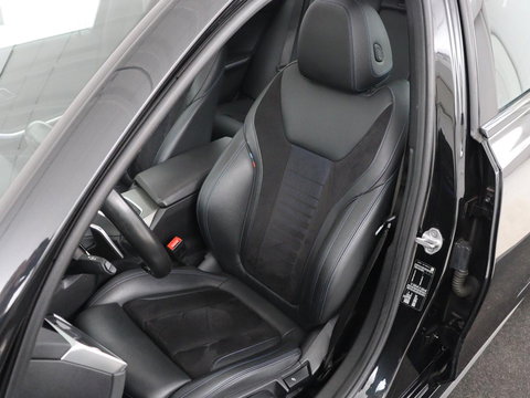 BMW 3 Serie 318i M Sport | Panoramadak | Stoelverwarming | Leder/Alcantara | Carplay | Live Cockpit | Sportstoelen | Full LED | Navigatie | Parkeerhulp | Climate control