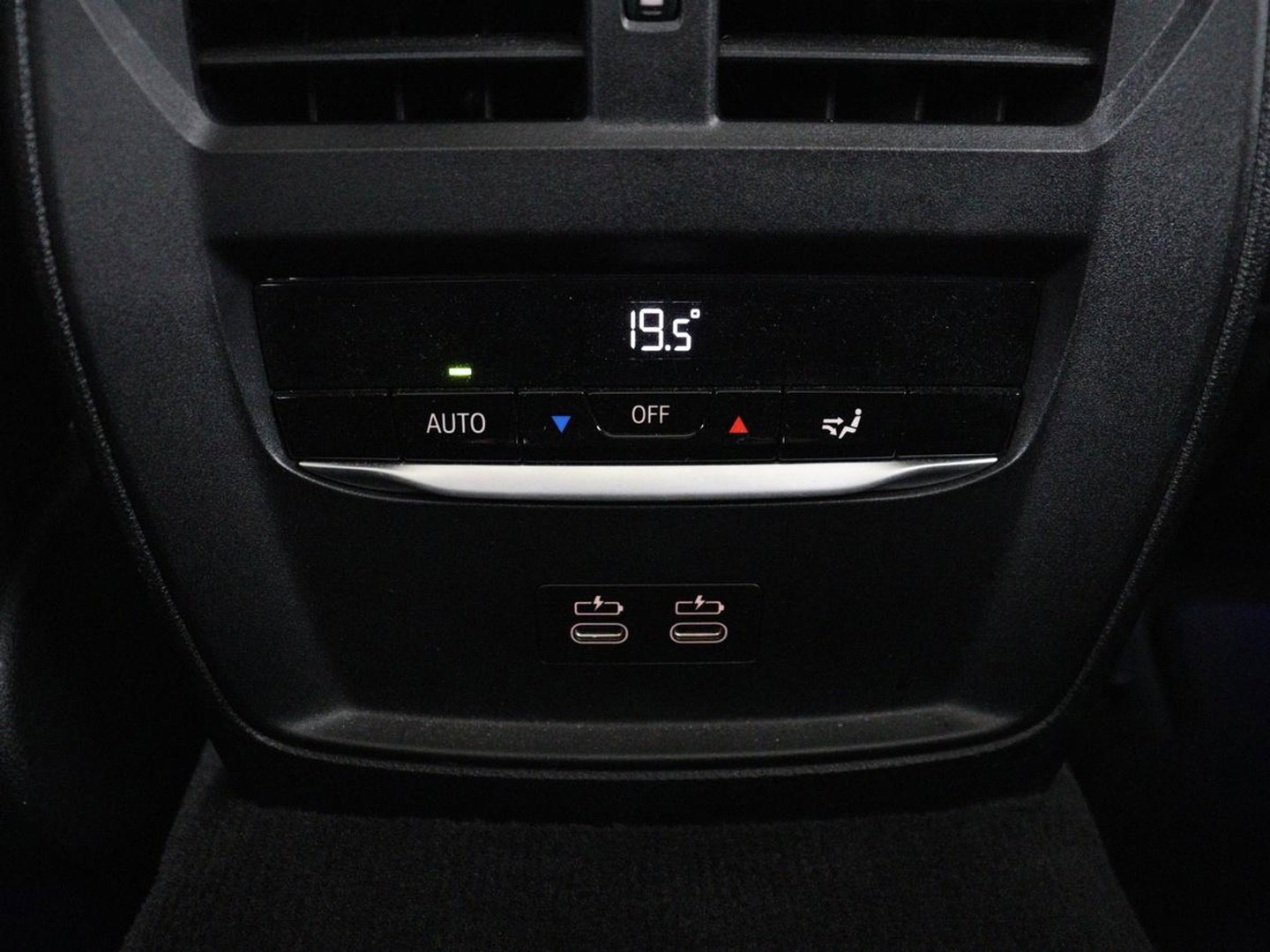 BMW 3 Serie 318i M Sport | Panoramadak | Stoelverwarming | Leder/Alcantara | Carplay | Live Cockpit | Sportstoelen | Full LED | Navigatie | Parkeerhulp | Climate control