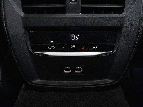 BMW 3 Serie 318i M Sport | Panoramadak | Stoelverwarming | Leder/Alcantara | Carplay | Live Cockpit | Sportstoelen | Full LED | Navigatie | Parkeerhulp | Climate control