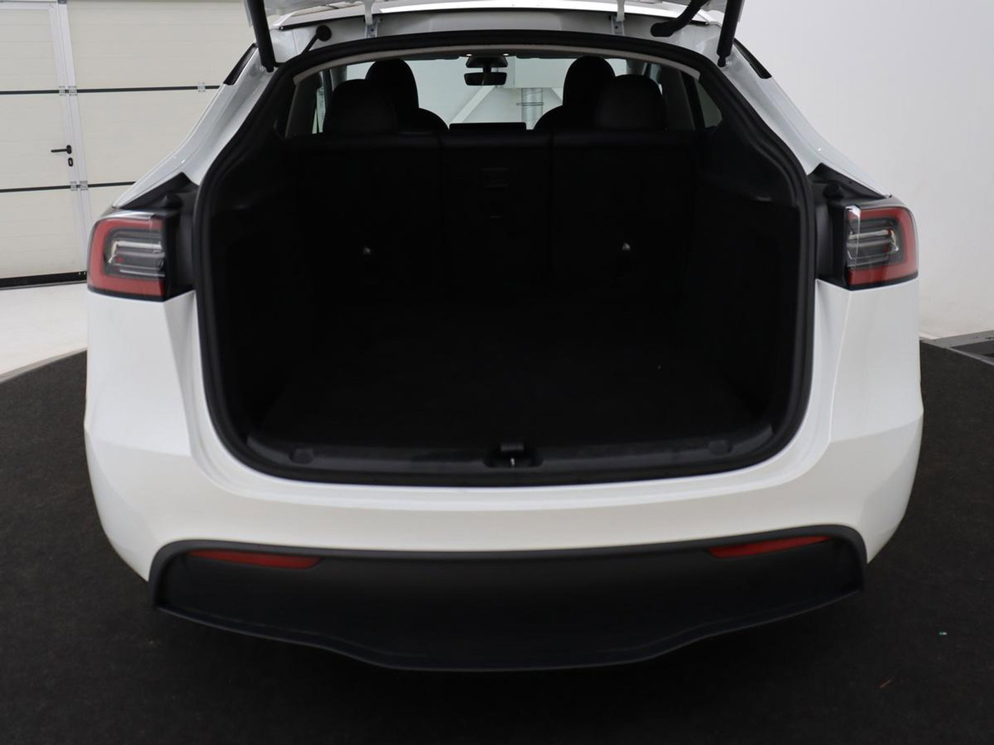 Tesla Model Y Long Range AWD 75 kWh | SOH 94% | Panoramadak | Autopilot | Stoelverwarming | Leder | 360 Camera | Achterbankverwarming | Keyless | Navigatie | Full LED
