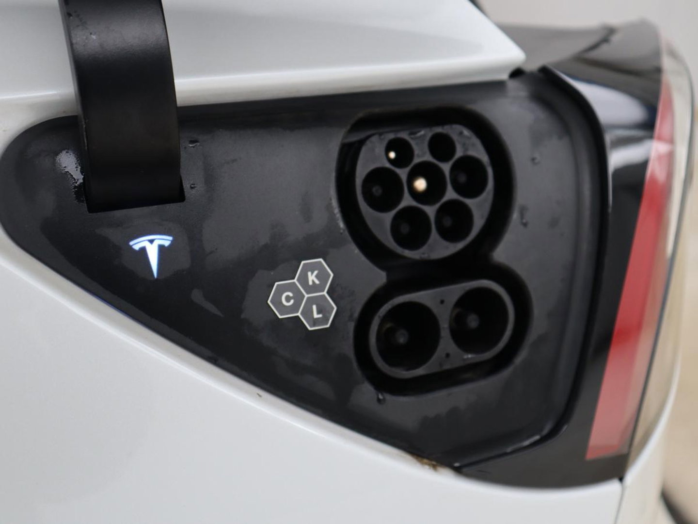 Tesla Model Y Long Range AWD 75 kWh | SOH 94% | Panoramadak | Autopilot | Stoelverwarming | Leder | 360 Camera | Achterbankverwarming | Keyless | Navigatie | Full LED