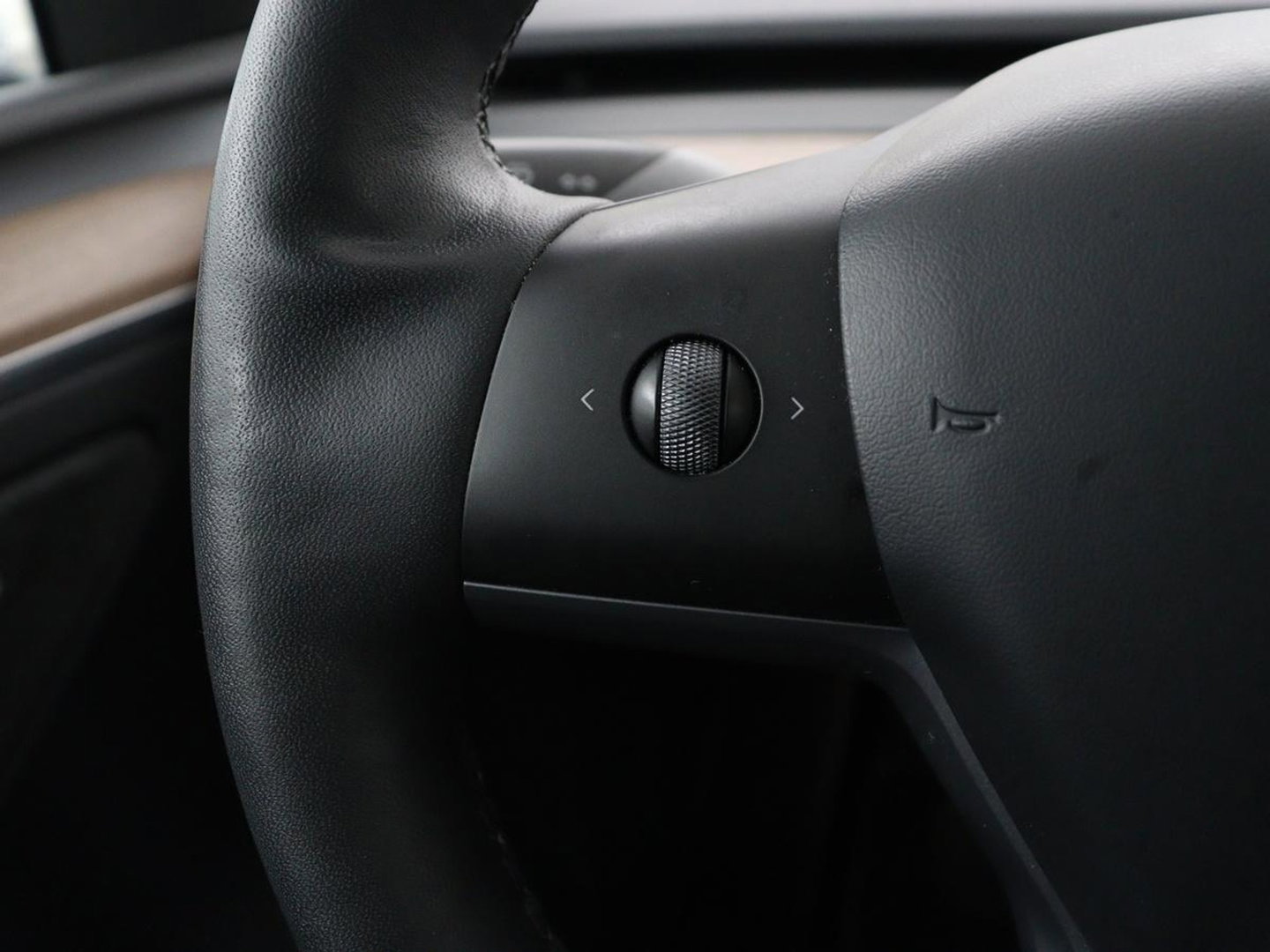 Tesla Model Y Long Range AWD 75 kWh | SOH 94% | Panoramadak | Autopilot | Stoelverwarming | Leder | 360 Camera | Achterbankverwarming | Keyless | Navigatie | Full LED