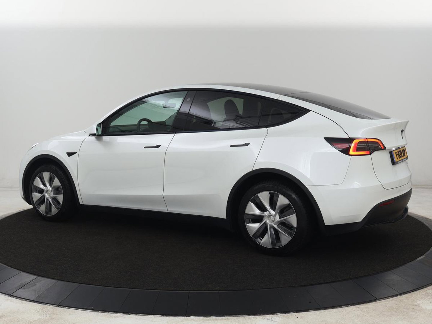 Tesla Model Y Long Range AWD 75 kWh | SOH 94% | Panoramadak | Autopilot | Stoelverwarming | Leder | 360 Camera | Achterbankverwarming | Keyless | Navigatie | Full LED