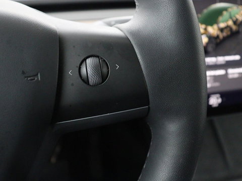 Tesla Model Y Long Range AWD 75 kWh | SOH 94% | Panoramadak | Autopilot | Stoelverwarming | Leder | 360 Camera | Achterbankverwarming | Keyless | Navigatie | Full LED